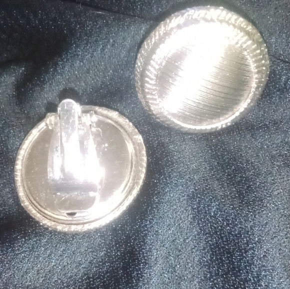 Vintage Silver Toned Round Textured Clip On Earrings - Picture 2 of 3